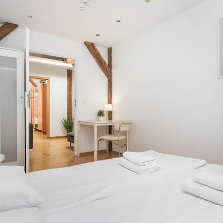 Old Town Loft - 7 Bedroom - By Upstairs شقة كراكوفيا