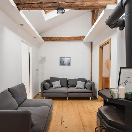 Old Town Loft - 7 Bedroom - By Upstairs شقة *