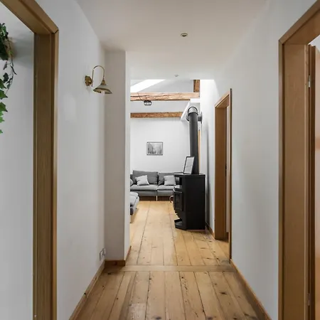 Old Town Loft - 7 Bedroom - By Upstairs شقة