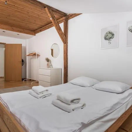 شقة Old Town Loft - 7 Bedroom - By Upstairs