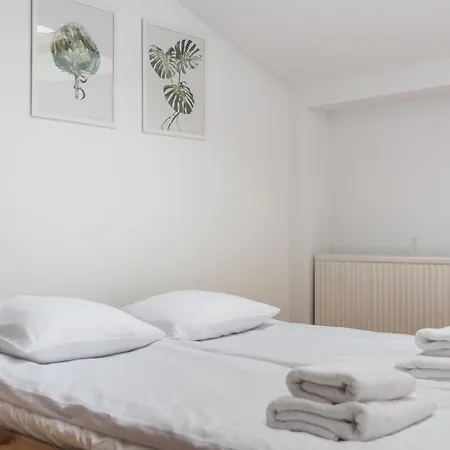 Old Town Loft - 7 Bedroom - By Upstairs شقة