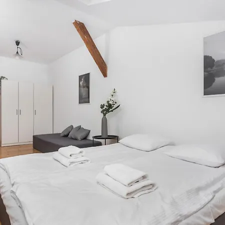 شقة Old Town Loft - 7 Bedroom - By Upstairs كراكوفيا