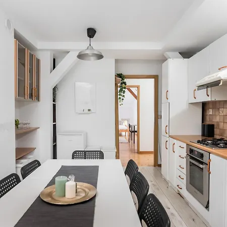 Old Town Loft - 7 Bedroom - By Upstairs *