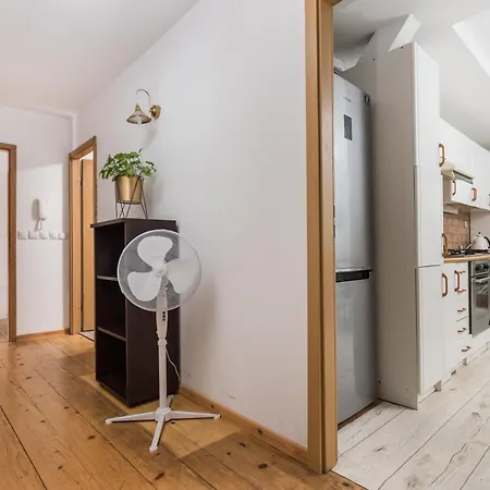 Old Town Loft - 7 Bedroom - By Upstairs شقة كراكوفيا