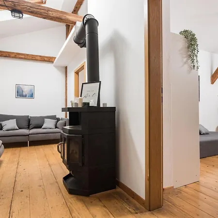 Old Town Loft - 7 Bedroom - By Upstairs شقة كراكوفيا
