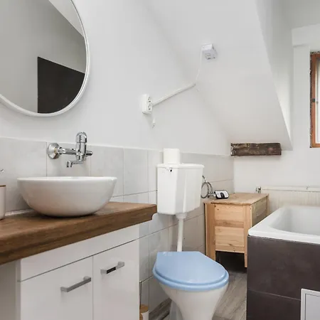 Old Town Loft - 7 Bedroom - By Upstairs شقة كراكوفيا