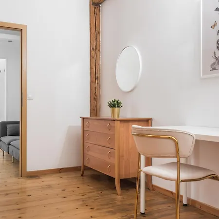 Old Town Loft - 7 Bedroom - By Upstairs * كراكوفيا
