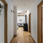 Old Town Loft - 7 Bedroom - By Upstairs Daire