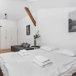 Daire Old Town Loft - 7 Bedroom - By Upstairs Krakow