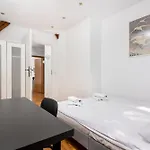 Old Town Loft - 7 Bedroom - By Upstairs Daire