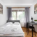 Daire Old Town Loft - 7 Bedroom - By Upstairs Krakow