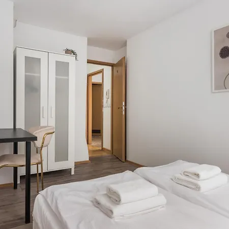 Old Town Loft - 7 Bedroom - By Upstairs Διαμέρισμα Krasków