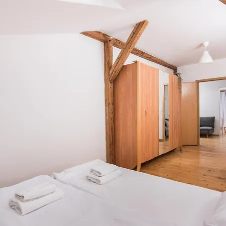 Old Town Loft - 7 Bedroom - By Upstairs * Krasków